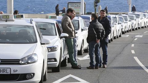 Arranque de la caravana de taxistas