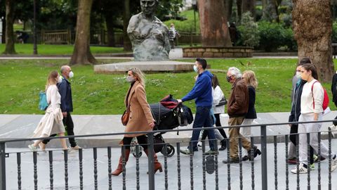 Varias personas pasean por Oviedo