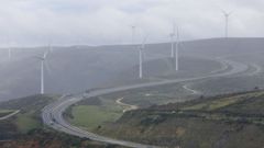 Vista a�rea de la autov�a, con algo de niebla, a su paso por O Fiouco