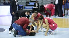 Laura Aliaga se lesion� antes del descanso. Sali� por su propio pie del parqu�. 