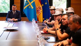 Trabajadores de la explotaci�n Mina Miura de Ibias se re�nen con el presidente del Principado de Asturias, Adri�n Barb�n, a su llegada a pie ante la Junta General del Principado de Asturias