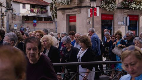 La imagen del santo recorri las calles de O Carballio acompaada por los fieles