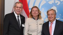 Karin Kneissl, en el centro