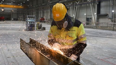 Un trabajador de Nervin Naval Offshore en las dependencias de As Somozas, en foto de archivo