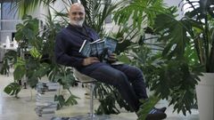 Conde-Lobato, posando con ejemplares de su nuevo libro.