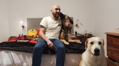 Manuel Laranga con sus perros Eco y Broa en su casa de A Pobra, desde donde se traslada todos los das a Santiago para trabajar.