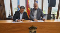 El gerente del Consorcio Galego de Servizos de Igualdade e Benestar, Perfecto Rodrguez, y el alcalde de Ton, Ricardo Gonzlez