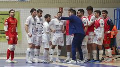 Casas dando indicaciones a todos sus jugadores durante el partido frente al Movistar Inter.