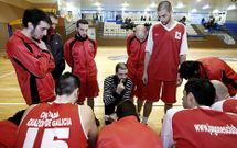 Alberto G�mez da instrucciones a sus jugadores en un tiempo muerto en un partido.