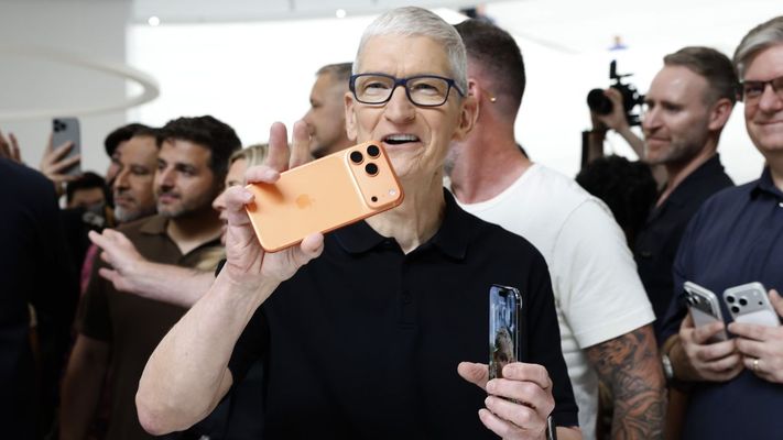 El consejero delegado de Apple, Tim Cook, sostiene los nuevos iPhone 17 Pro y 17 Air.