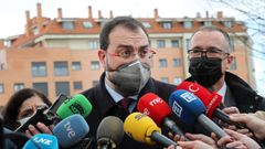 El presidente del Principado de Asturias, Adri�n Barb�n, atiende a los medios de comunicaci�n