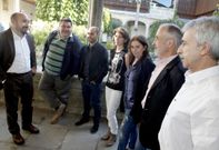 Representantes municipales y de las entidades implicadas se reunieron en el concello noi�s. 