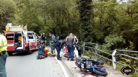 Intervenci�n de los servicios de emergencia en el accidente de los dos motoristas de Covadonga
