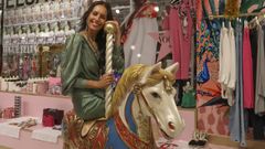 Paula P�rez posa en uno de los rincones de Elsavadeboda, la tienda de estilismos integrales para invitadas que fund� junto a su hermana en Santiago hace 15 a�os. El espacio supuso una nueva forma de entender la mezcla de colores.