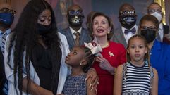La l�der dem�crata del Congreso, Nancy Pelosi, durante la recepci�n a la familia de George Floyd
