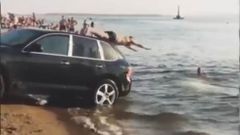 Un Porche Cayenne, reconvertido en tobog�n y trampol�n para tirarse al agua