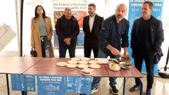 Susana Sixto, Emilio Queiruga, Jos� Antonio Vidal y el edil Carlos Jos� Lorenzo, con el cocinero Nel Parada