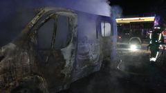 Estado en el que qued� la furgoneta, con el veh�culo de los bomberos detr�s