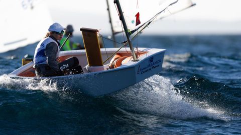 Una regatista planea una ola durante la jornada de hoy s�bado en la Bah�a de Palma.

