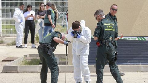 Miembros de la Guardia Civil investigan el lugar donde habrían asesinado y ocultado los cadáveres de los desaparecidos en Librilla.