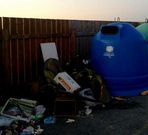 Basura acumulada frente al Art Bar de Razo, en Carballo.