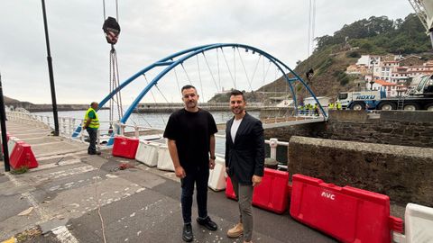 El viceconsejero de Infraestructuras y Movilidad, Jorge Garc�a, y el alcalde de Cudillero, Carlos Valle, durante las maniobras de instalaci�n de la nueva pasarela peatonal.