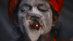 Un sadhu o asceta hind� fuma marihuana en una pipa de arcilla en el templo Pashupati en Katmand� (Nepal) durante las celebraciones del Festival Maha Shivaratri. M�s de 100.000 devotos hind�es y sadhus acuden al templo Pashupati para conmemorar el nacimiento del Lord Shiva, el dios de la creaci�n y la destrucci�n