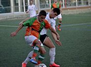 El futbolista xalleiro Marcos, autor del �nico tanto, aguantando la entrada del defensa Tant�n. 