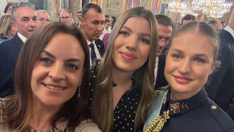 La alcaldesa de Burela con la infanta Sofía y la princesa Leonor