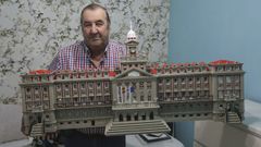 Carlos Mac�as, con su maqueta del Ayuntamiento de Ferrol, la m�s grande que ha hecho hasta la fecha