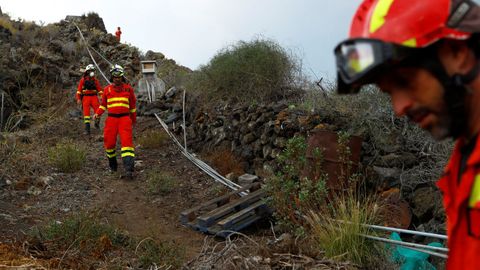 Miembros de la UME en la zona afectada por la erupcin del volcn