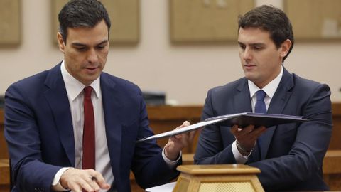 Imagen de archivo del pacto entre S�nchez y Rivera, en febrero del 2016, �para un gobierno reformista y de progreso�