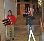 Unos guardias civiles camuflados retiran cajas con prendas en A Pedra en diciembre del 2013. 