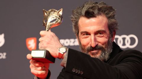 El actor Luis Zahera con el premio al mejor actor de reparto