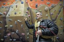 Xos� Manuel P�rez Prego, convaleciente de una lesi�n, posa en el roc�dromo de Monta�eiros Celtas, su club de toda la vida. 