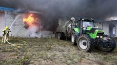 En el incendio de la nave se usaron todo tipo de medios