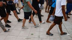 Un grupo de migrantes marroqu�es recorren las calles de Ceuta