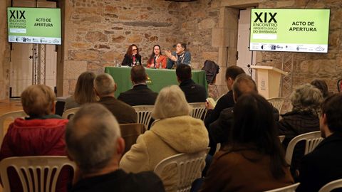 La concejala de Cultura de Boiro, Mar�a Outeiral, la representante del profesorado, Rebeca Ramos y el coordinador cient�fico de las jornadas, Ram�n F�bregas participaron en el acto de apertura del Encontro Arqueol�xico de Barbanza