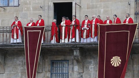 Los can�nigos de la catedral al comienzo de los actos oficiales del D�a de Galicia esta ma�ana en Santiago de Compostela