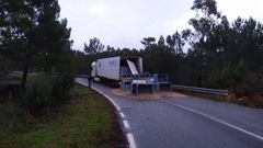 Un cami�n esparci� 12 toneladas de berberecho antes de llegar a una conservera en Carnota