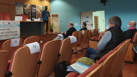 Un ponente con profesionales del arrastre de fondo, del palangre de superficie y del palangre de fondo, en el taller celebrado este jueves en Armadores de Burela y organizado por la OPP de Lugo.