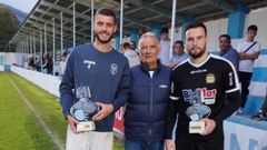 Los capitanes Arturo y Javi Liz en la entrega de trofeos, junto al presidente del Viveiro CF Luis del R�o.