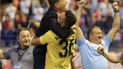 �lvaro Ferllo y Manuel Mosquera se abrazan en su etapa en el Extremadura durante la temporada 2019-2020