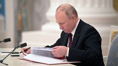 El presidente Vladimir Putin firma el decreto en el que reconoce la independencia de Donetsk y Lugansk.