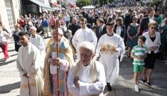 Ediles de CxL y del PP compartieron espacio en la procesi�n de las fiestas de As Dores en septiembre. 