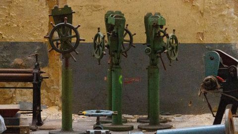 Mquinas de enderezado de caones. Este trabajo se haca manualmente en la fbrica de armas de La Vega