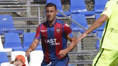 Así ha sido la cuarta jornada de la Liga1|2|3.Pedro López, capitán del Levante, conduce el balón