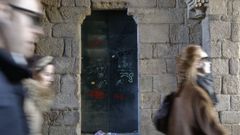 Pintadas de menor relevancia como esta en una puerta del Arco de Palacio de la Catedral de Santiago pueden ser consideradas ahora como delito pese a que la reparaci�n no sea muy costosa por el mero hecho de tener que restaurar un bien del patrimonio hist�rico-art�stico