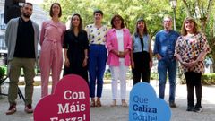 Breog�n Rioboo, primer secretario general de Podemos Galicia y Carmen Santos, su sucesora, en los extremos de la foto, mostraron ayer en Vigo su respaldo al BNG de Ana Pont�n.