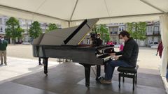 Pablo Galdo, director del certamen, tocando ayer el piano de cola que se instal� en la plaza de Armas para que lo tocase quien quisiese. Los d�as 7 y 8 de mayo se repetir� la iniciativa